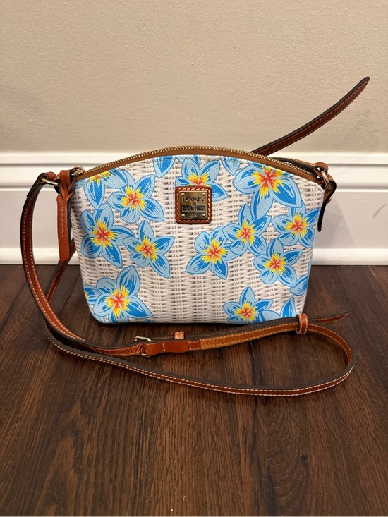 Dooney & Bourke Handbags - Dooney & Bourke Plumeria Suki Crossbody